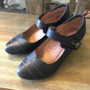 Size 8 Taos "Angel" black leather heels